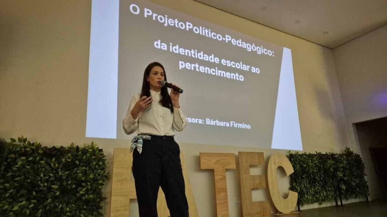 :Estudantes de Pedagogia da Fatec Ivaiporã participam de atividade sobre o Projeto Político-Pedagógico.