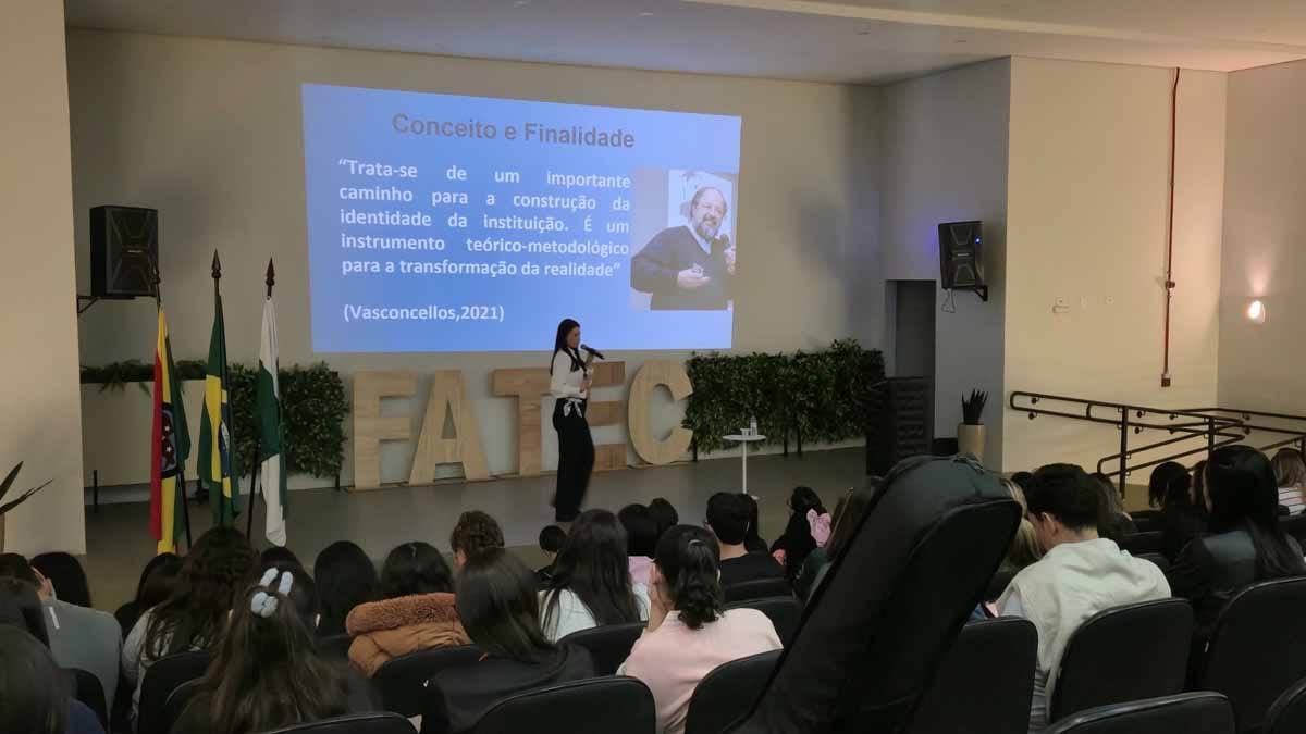 Pedagogia da Fatec Ivaiporã discute elaboração e aplicação do Projeto Político-Pedagógico Estudantes de Pedagogia da Fatec Ivaiporã participam de atividade sobre o Projeto Político-Pedagógico.