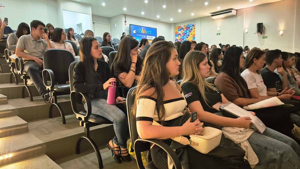 Pedagogia da Fatec Ivaiporã discute elaboração e aplicação do Projeto Político-Pedagógico Estudantes de Pedagogia da Fatec Ivaiporã participam de atividade sobre o Projeto Político-Pedagógico.