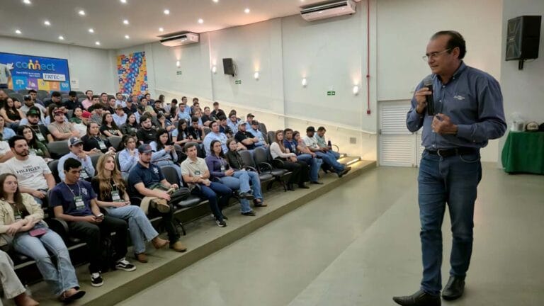 O pesquisador da Embrapa Soja, Marco Antônio Nogueira, apresentou resultados do uso de insumos biológicos na agricultura durante a Semana Acadêmica de Agronomia da Fatec Ivaiporã.