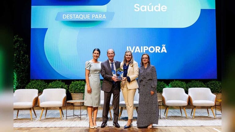 Representantes de Ivaiporã recebem prêmio estadual do TCE-PR pela gestão municipal da Saúde