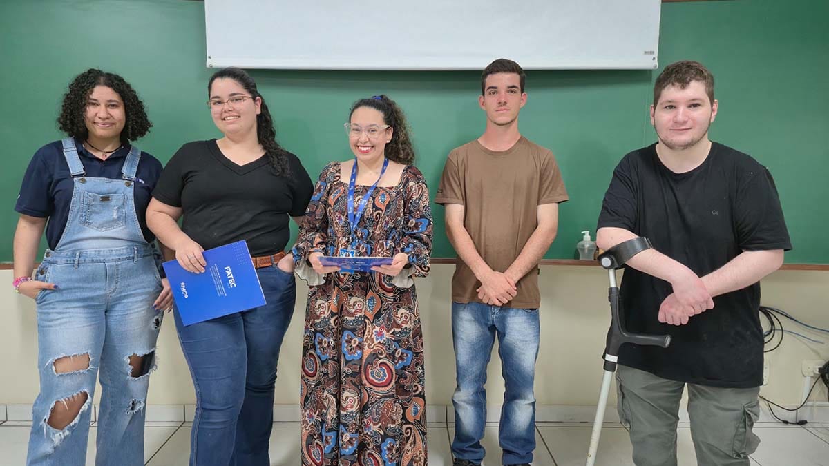 Acadêmicos da Fatec Ivaiporã desenvolveram repelente natural com capim-limão, hortelã e cravo-da-índia.