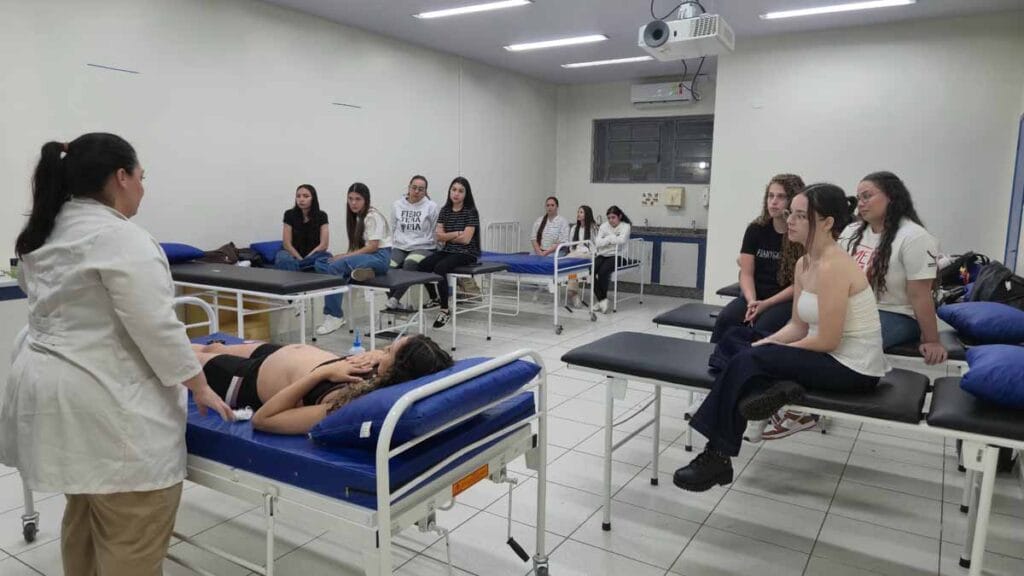Estudantes e profissionais participam de workshops durante a Semana de Fisioterapia da Fatec Ivaiporã.