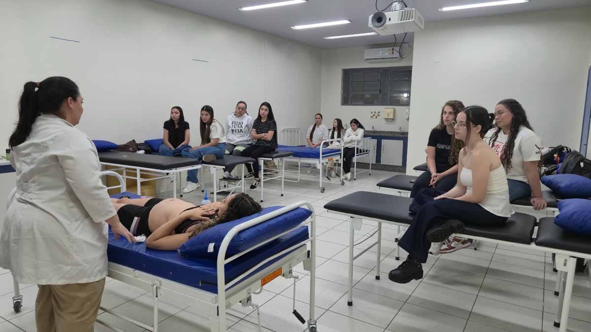 Estudantes e profissionais participam de workshops durante a Semana de Fisioterapia da Fatec Ivaiporã.