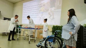 Professores e acadêmicos de Medicina da Fatec Ivaiporã participam de atividade prática durante a Semana Acadêmica.