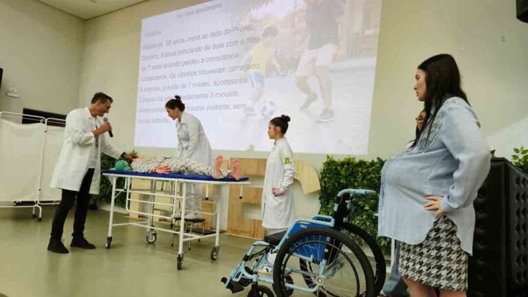 Professores e acadêmicos de Medicina da Fatec Ivaiporã participam de atividade prática durante a Semana Acadêmica.