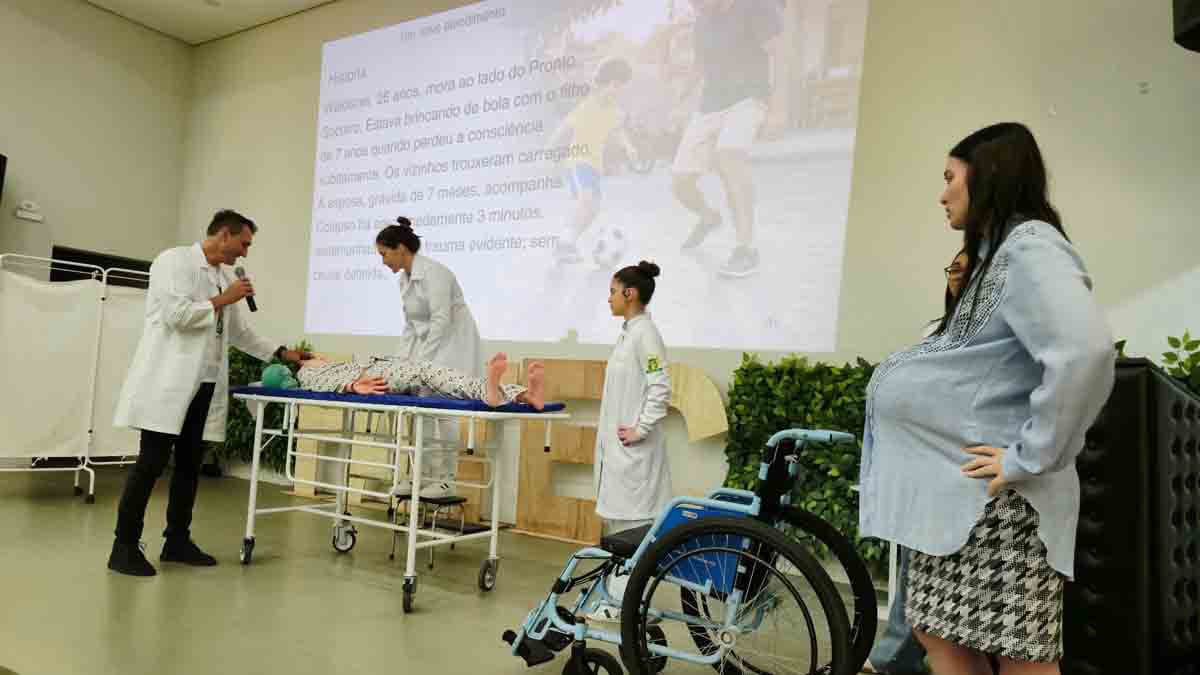 Professores e acadêmicos de Medicina da Fatec Ivaiporã participam de atividade prática durante a Semana Acadêmica.