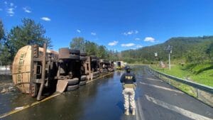 ombamento de carreta com óleo vegetal provocou interdição da BR-376 em Mauá da Serra na segunda-feira (26)