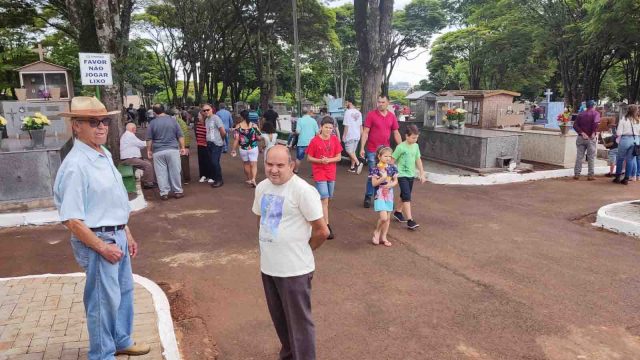 Cemitério de Ivaiporã recebe multidão para celebrar Dia de Finados / Foto: Ivan Maldonado