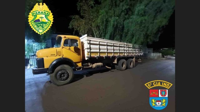 O caminhão havia sido furtado no sábado / Foto: PMPR