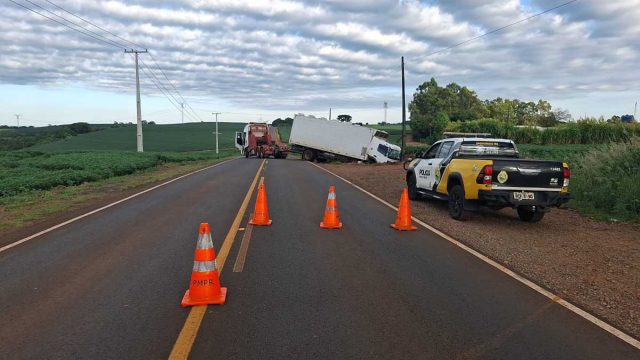 Caminhão Mercedes-Benz colidido contra barranco na PR-082, em Jardim Alegre, equipe do Samu atendeu o passageiro ferido
