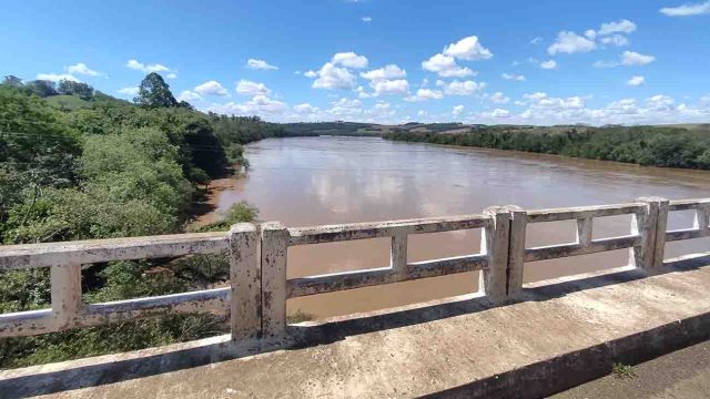 Ponte sobre o Rio Ivaií no Porto Ubá, em Lidianópolis / Foto: Ivan Maldonado