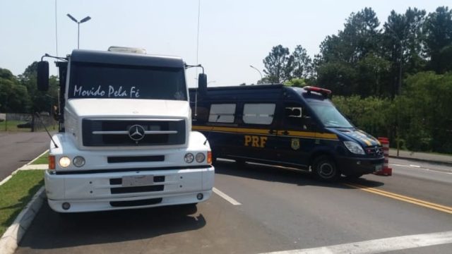 Caminhão abordado em Irati Fogo: PRF/Divulgação