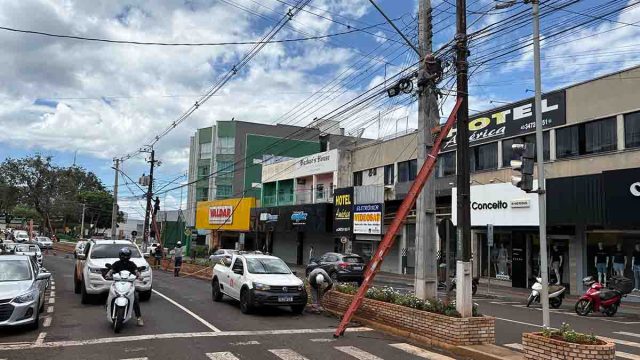 Trabalhadores realizam retirada de cabos de internet inutilizados em postes da Av. Paraná, em Ivaiporã.