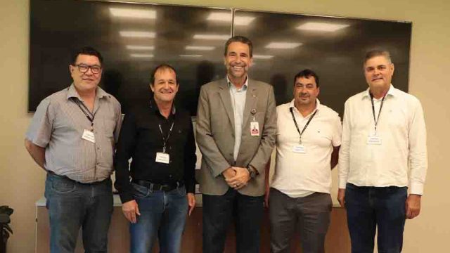 Prefeitos do Vale do Ivaí buscam recursos junto a Itaipu para pavimentar estrada / Foto: Assessoria Prefeitura de Jardim Alegre