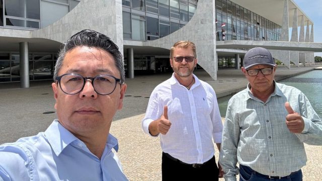 Moisés acompanhado do Vereador Claudinei e do vice Zé Careca / Foto: Reprodução