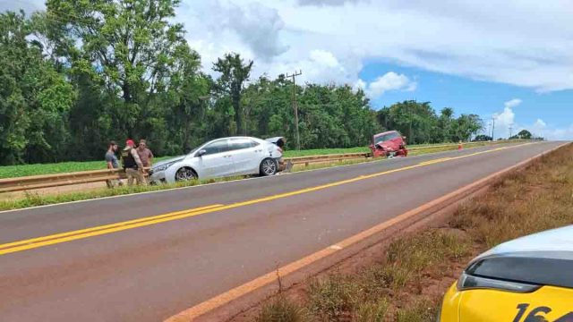 Acidente de trânsito com carros danificados na PR-090, Alvorada do Sul