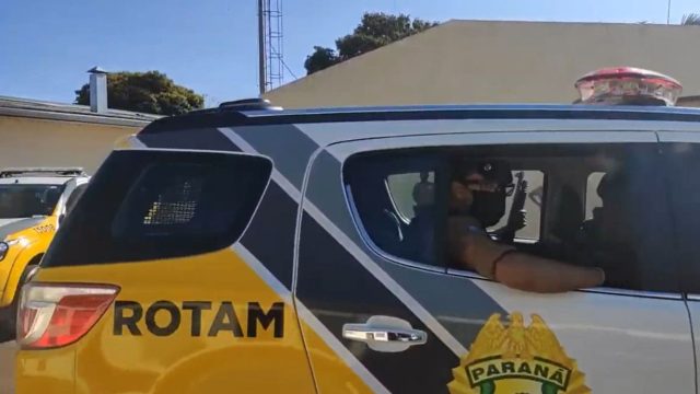 Homem com tornozeleira eletrônica é preso por fornecer bebidas para adolescente