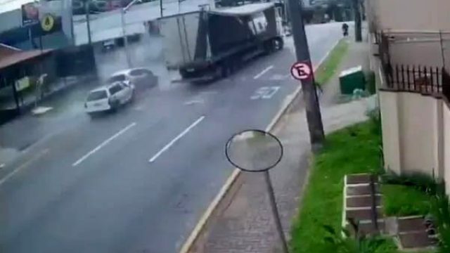 O motorista foi preso e levado para a Delegacia de Delitos de Trânsito / Reprodução