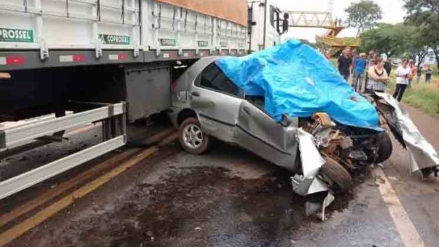 O acidente aconteceu após o condutor do carro invadir a pista contrária / Foto: PRF