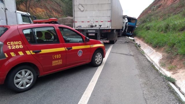 Colisão entre carreta e ônibus deixa dois mortos e seis feridos na BR-381