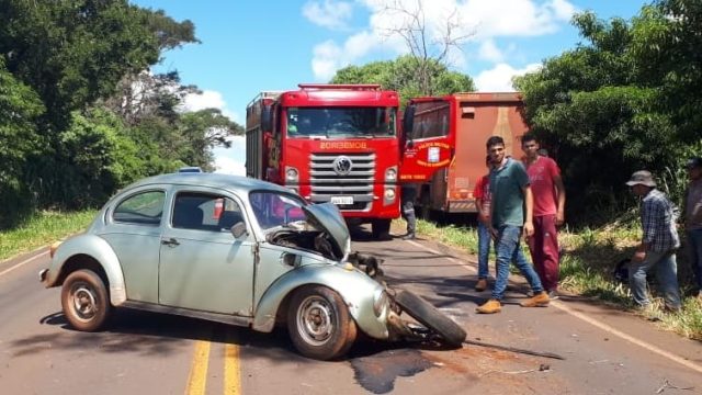 Caminhão colide com Fusca na Rodovia PR-082