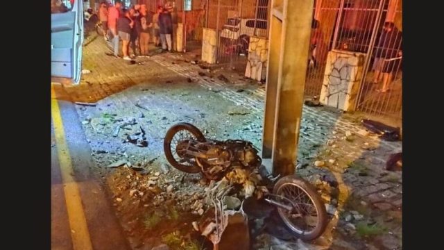Motociclista é arremessada para dentro de condomínio e morre após acidente