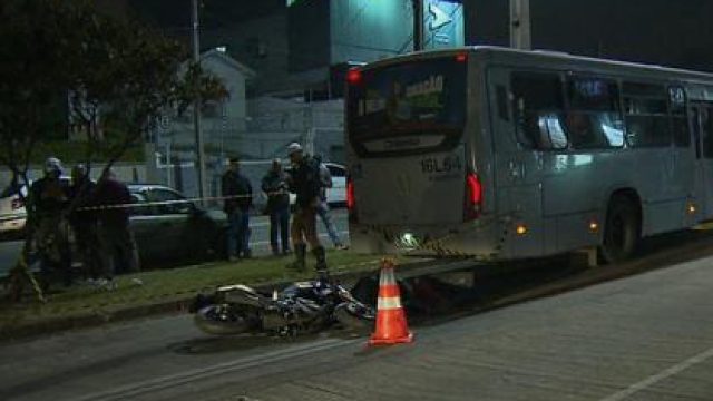 Acidente com moto que deixou jovem morto foi no início da noite de segunda-feira (5), na Avenida Iguaçu — Foto RPC
