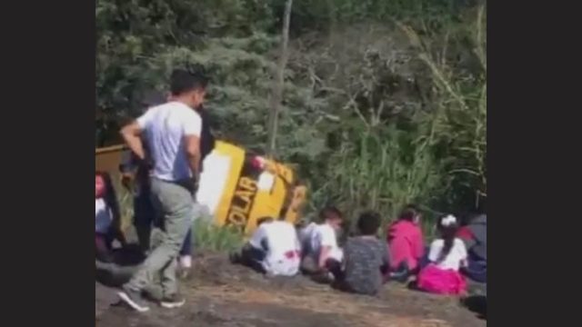 Ônibus transportava crianças e adolescentes / Foto: Reprodução vídeo