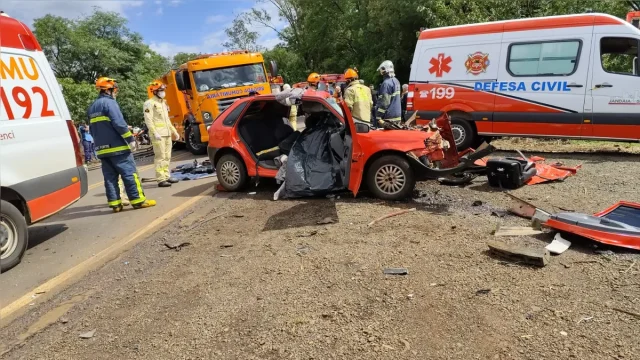 Acidente deixou carro completamente destruído - Foto: André Amaral/Colaboração