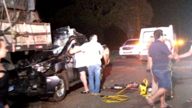 Acidente em Boa Ventura de São Roque Hilux colide na traseira de caminhão na PR-466, pai e filho morrem