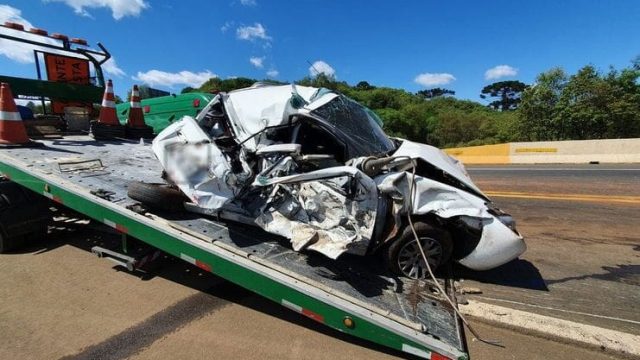 Motorista sai ilesa após carro ficar destruído em engavetamento