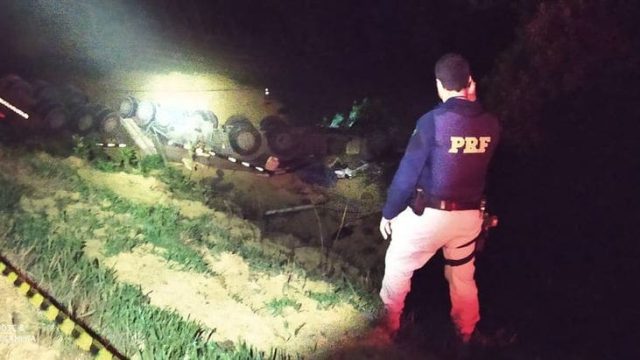 Caminhoneiro morre e mulher fica ferida em acidente na BR-373