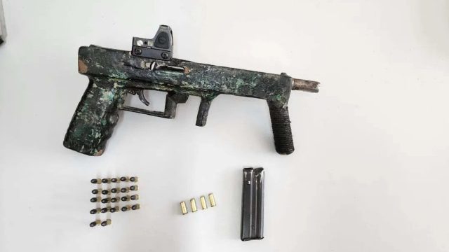 Além da arma de fogo foram apreendidas 11 munições intactas e quatro cartuchos deflagrados /  Foto: PMPR