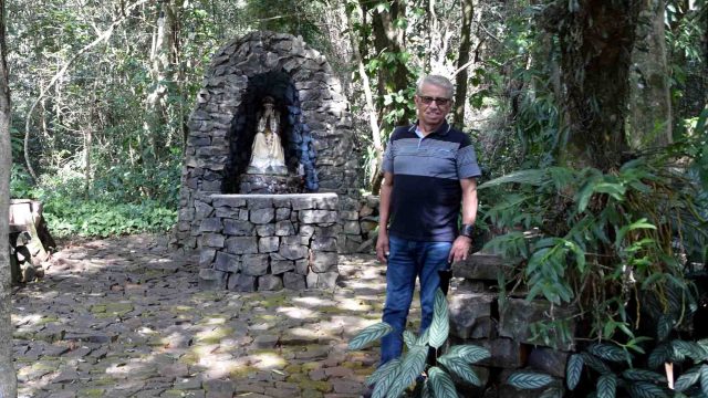 Morre o escultor Antônio Mineiro