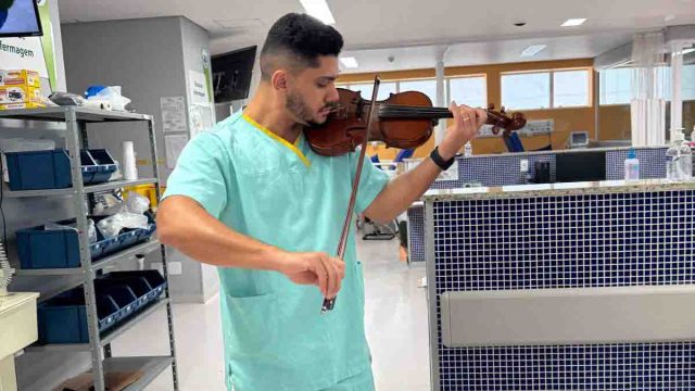 Médico toca violino em área interna do Hospital Regional de Ivaiporã