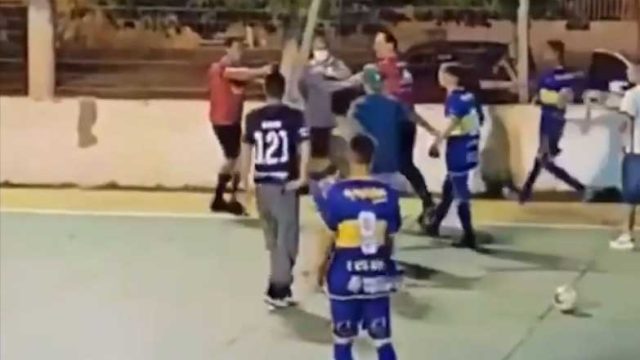 Árbitro saca arma e aponta para jogadores