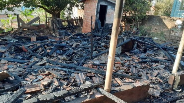 Incêndio a casa em Jardim Alegre Foto: Blog do Berimbau