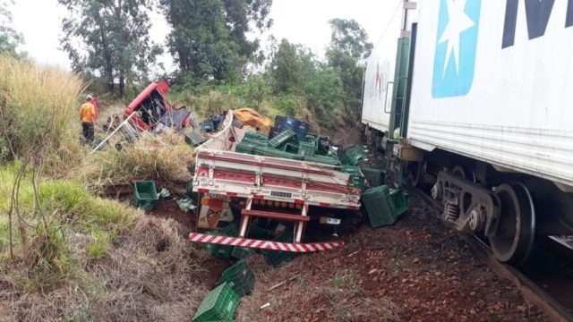 colisão trem caminhão verduras