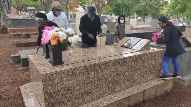 Preparação para Dia de Finados movimenta cemitério em Ivaiporã Foto: Ivan Maldonado