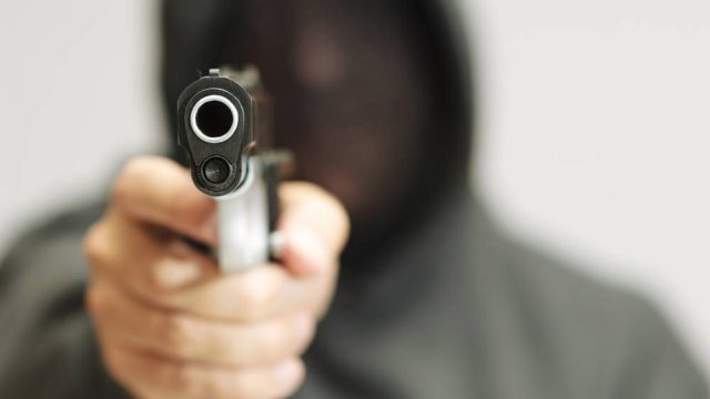 Assaltante armado com pistola / Imagem ilustrativa