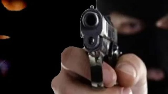 Assalto (novo) Mão segurando uma arma de fogo apontada para frente, imagem ilustrativa de assalto