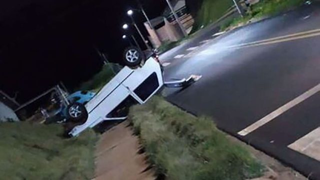 Após o atropelamento, o motorista fugiu do local, porém capotou o carro na região do Solo Sagrado / Foto: Colaboração