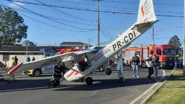 Aeronave bateu na rede elétrica, em postes e chegou a encostar em um carro durante o pouso forçado / Foto:  Reprodução/Redes sociais