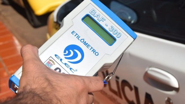 Motorista é preso por embriaguez ao tentar fugir de abordagem