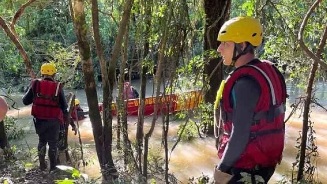 Bombeiros localizaram motorista de carro na segunda-feira / Foto: Reprodução/São José Alerta