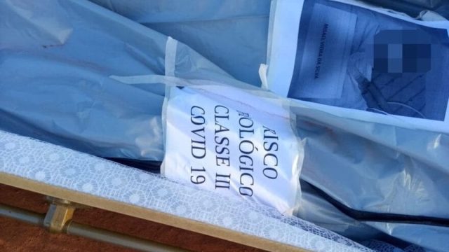 Caixão com corpo que tinha identificação de risco biológico por covid é achado em estrada