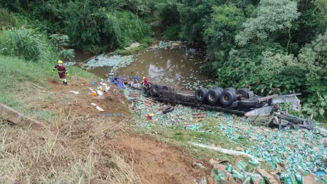 Caminhão carregado de cerveja saiu da pista e caiu no Rio Charqueada, na BR-376, em Imbaú./Foto: PRF