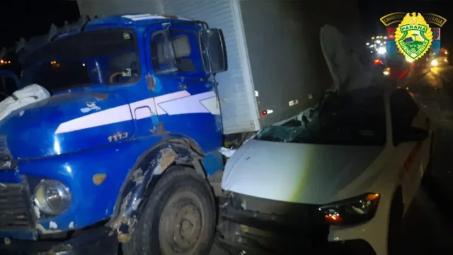 Caminhão parou sobre carro de passeio na PR-444 - Foto: PRE