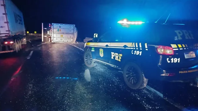 Caminhão tombou na Serra do Cadeado, em Mauá da Serra - Foto: PRF